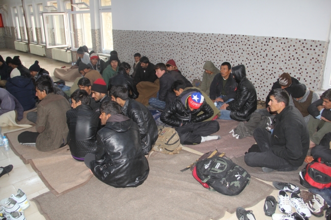 Kar ve tipide mahsur kalan göçmenleri Mehmetçik kurtardı